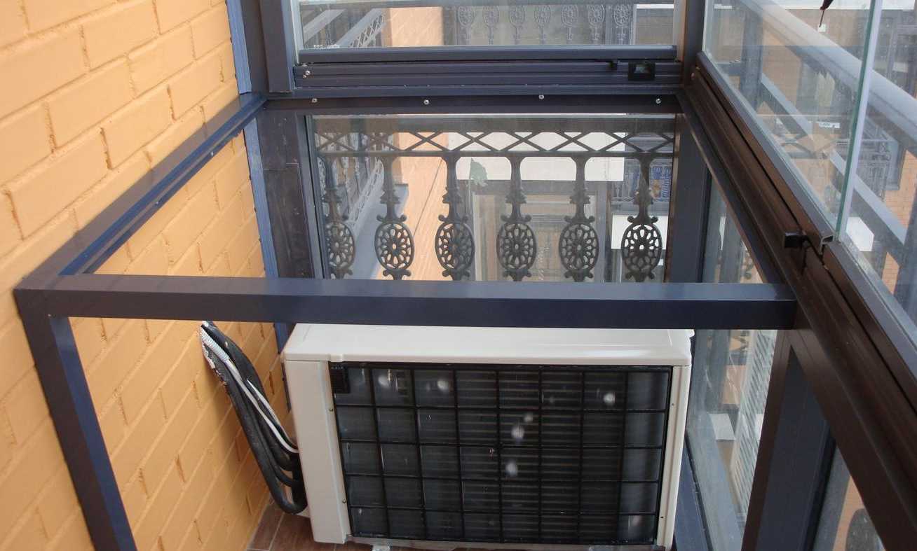 установка кондиционера внутри балкона с витражным остеклением